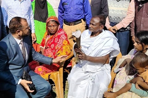 নিহত দীপু দাসের পরিবারের খোঁজ নিলেন জেলা প্রশাসক