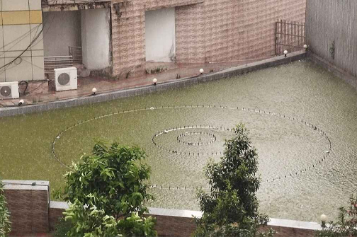 রাজধানীর আগারগাঁওয়ের একটি ভবন থেকে ফ্রেমবন্দি করা বৃষ্টি নামার একটি মুহূর্ত। ছবি: সংগৃহীত