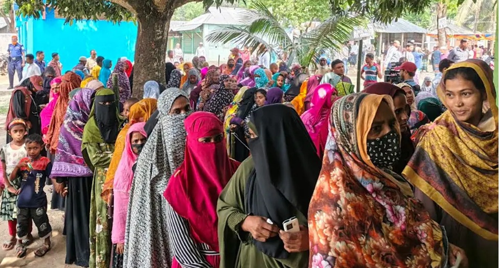 নারী ভোটারদের লাইনে দীর্ঘ সময় অপেক্ষা করতে হচ্ছে। ছবি: সংগৃহীত 
