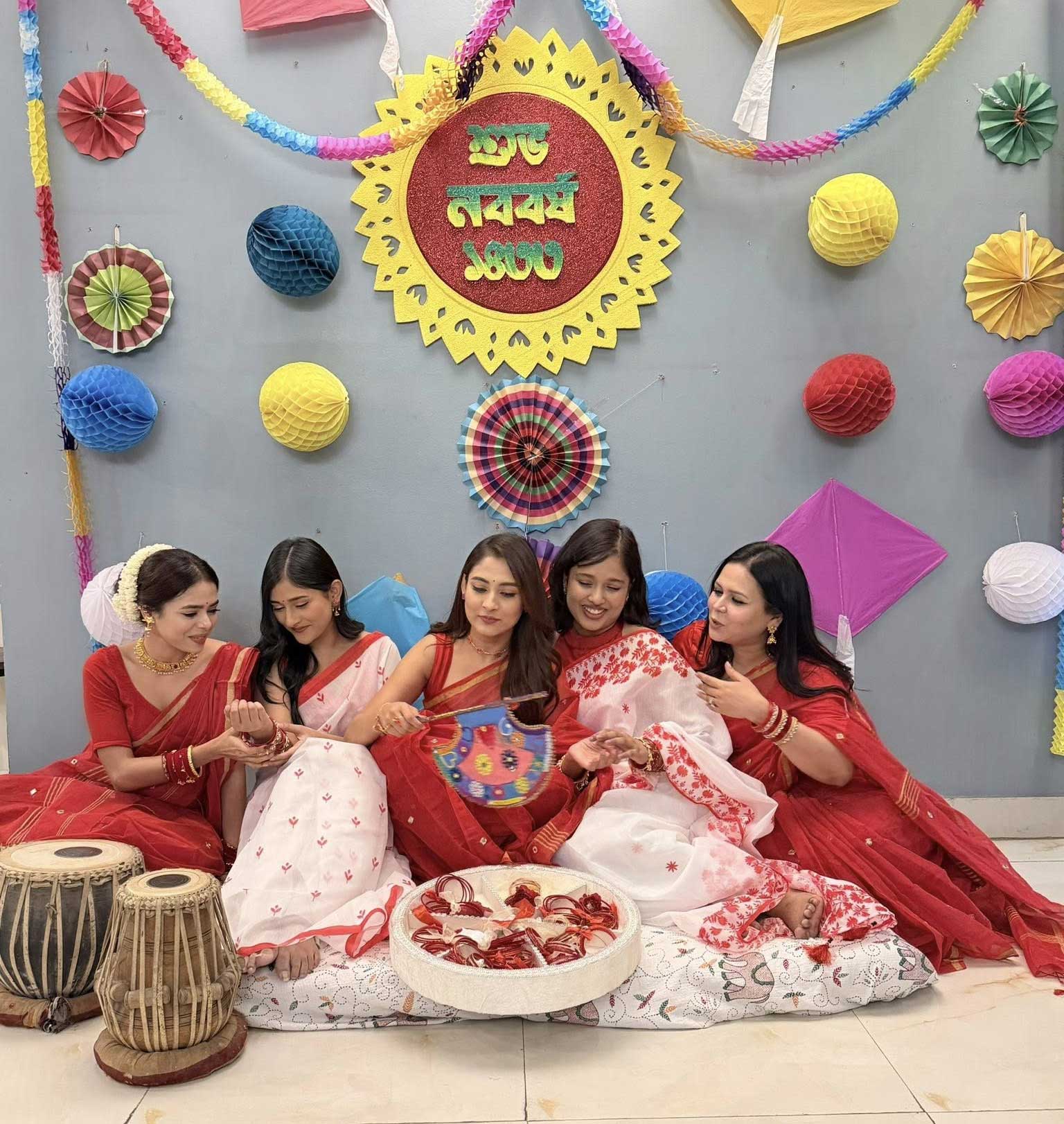 পরিবারের সদস্যদের নিয়ে ঘরোয়া আয়োজনে উৎসবমুখর মুহূর্তে মেহজাবীন চৌধুরী। ছবি: অভিনেত্রীর ফেসবুক থেকে সংগৃহীত