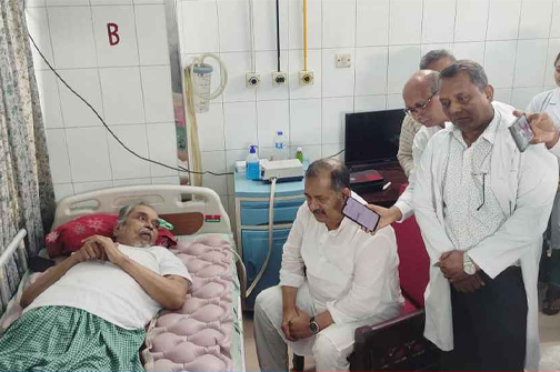 বাংলাদেশ মেডিকেল বিশ্ববিদ্যালয়ে অসুস্থ সাংবাদিক ইসমাইল হোসেন নেগাবানকে দেখতে যান তথ্যমন্ত্রী জহির উদ্দিন স্বপন। ছবি: সংগৃহীত