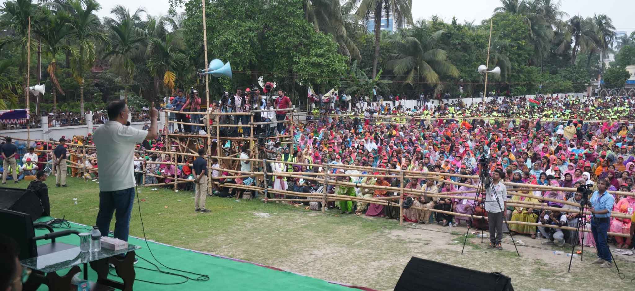 সোমবার বিকেলে যশোর ঈদগাহ ময়দানে জেলা বিএনপি আয়োজিত জনসভায় বক্তব্যে দিচ্ছেন প্রধানমন্ত্রী।