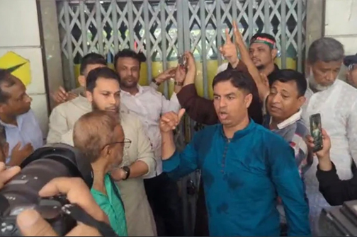 ভুক্তভোগী আমানতকারী অ্যাসোসিয়েশনের ব্যানারে কয়েকশ গ্রাহক মিছিল নিয়ে এসে প্রথমে এক্সিম ব্যাংকে তালা দেন। ছবি: সংগৃহীত