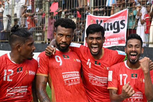 সফল স্পটকিক নেওয়ার পর সতীর্থদের সঙ্গে দরিয়েলতনের (৯ নম্বর জার্সি) উদযাপন। ছবি: সংগৃহীত
