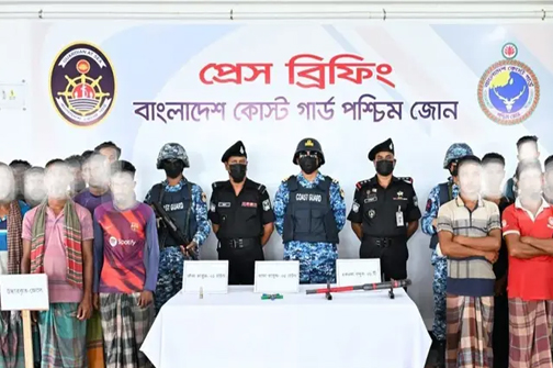 সুন্দরবনে দয়াল ও বড় জাহাঙ্গীর বাহিনীর কাছে জিম্মি ২১ জেলে উদ্ধার