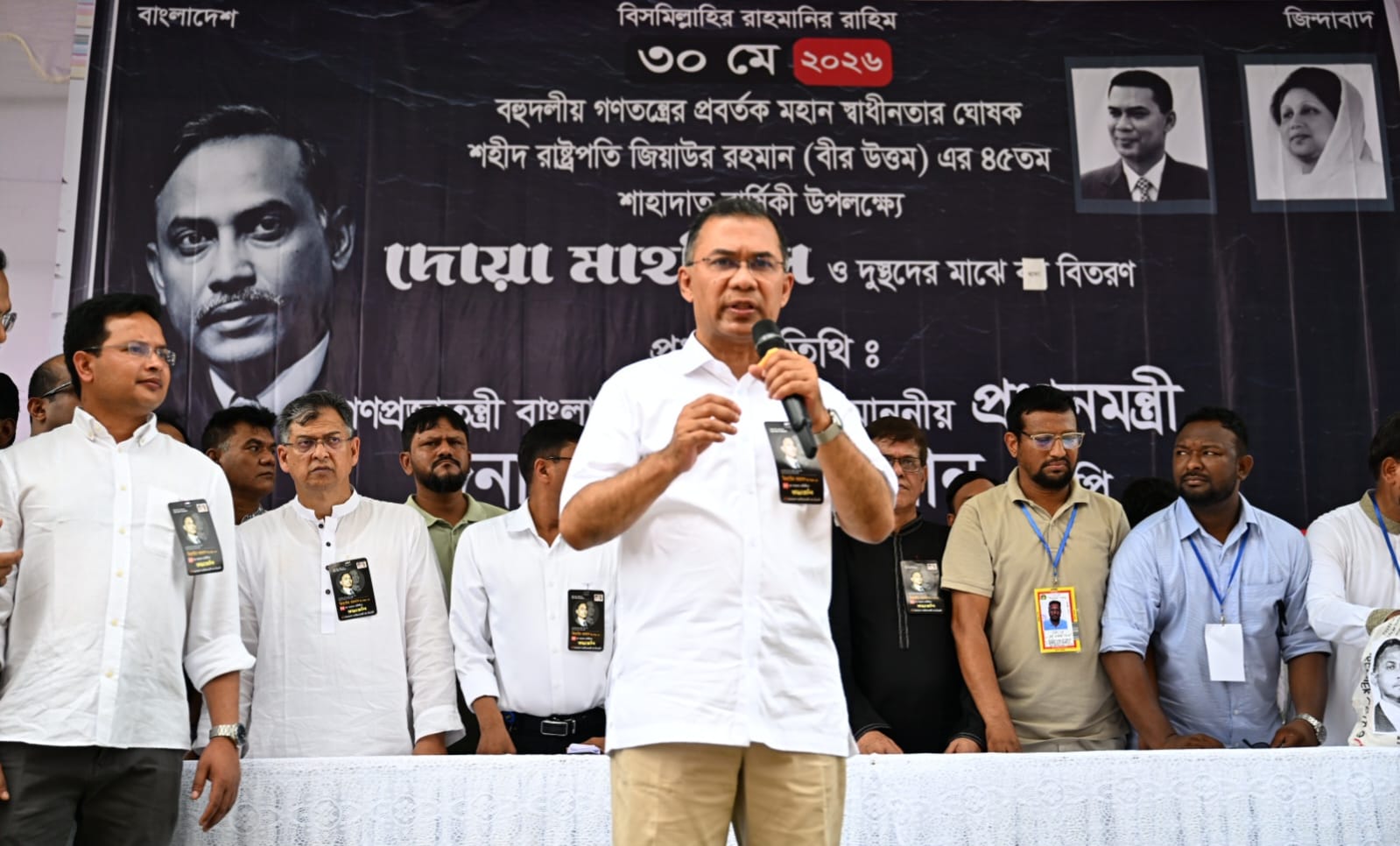 খাবার ও কাপড় বিতরণ অনুষ্ঠানে বক্তব্য রাখছেন প্রধানমন্ত্রী৷ ছবি: পিএমও