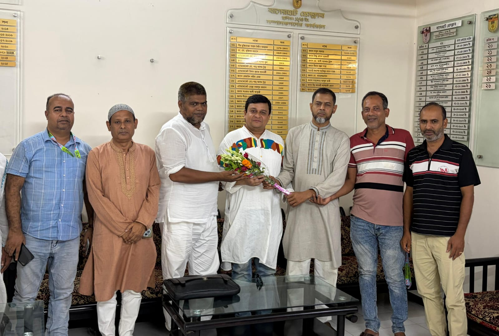 জাতীয় সাংবাদিক সংস্থার কেন্দ্রীয় নেতৃবৃন্দকে বাগেরহাট প্রেসক্লাবের ফুলেল সংবর্ধনা। ছবি: দেশবার্তা 