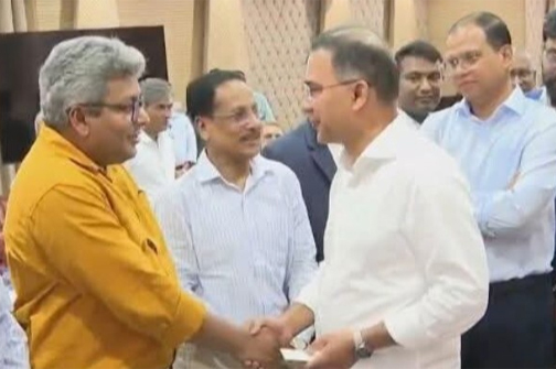 প্রধানমন্ত্রী তারেক রহমানের সঙ্গে টেলিভিশন চ্যানেলগুলোর প্রধান নির্বাহী কর্মকর্তা (সিইও) ও বার্তা সম্পাদকদের সাক্ষাৎ। ছবি: সংগৃহীত
