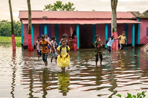 গোবিন্দগঞ্জ সরকারি প্রাথমিক বিদ্যালয় প্রাঙ্গণে সামান্য বৃষ্টিতেই জমে গেছে পানি। মাঠ ও যাতায়াতের পথ তলিয়ে যাওয়ায় ভোগান্তি পোহাতে হচ্ছে শিক্ষার্থীদের। ছবি: সংগৃহীত