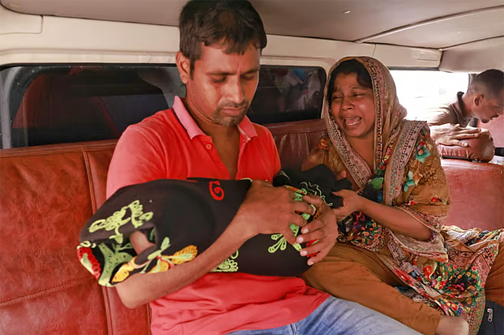 হামে আক্রান্ত হয়ে মারা গেছে নয় মাসের শিশুসন্তান। শোকে স্তব্ধ বাবা, মায়ের কান্না। আজ মঙ্গলবার বাংলাদেশ শিশু হাসপাতাল ও ইন্সটিটিউটে। ছবি: সংগৃহীত
