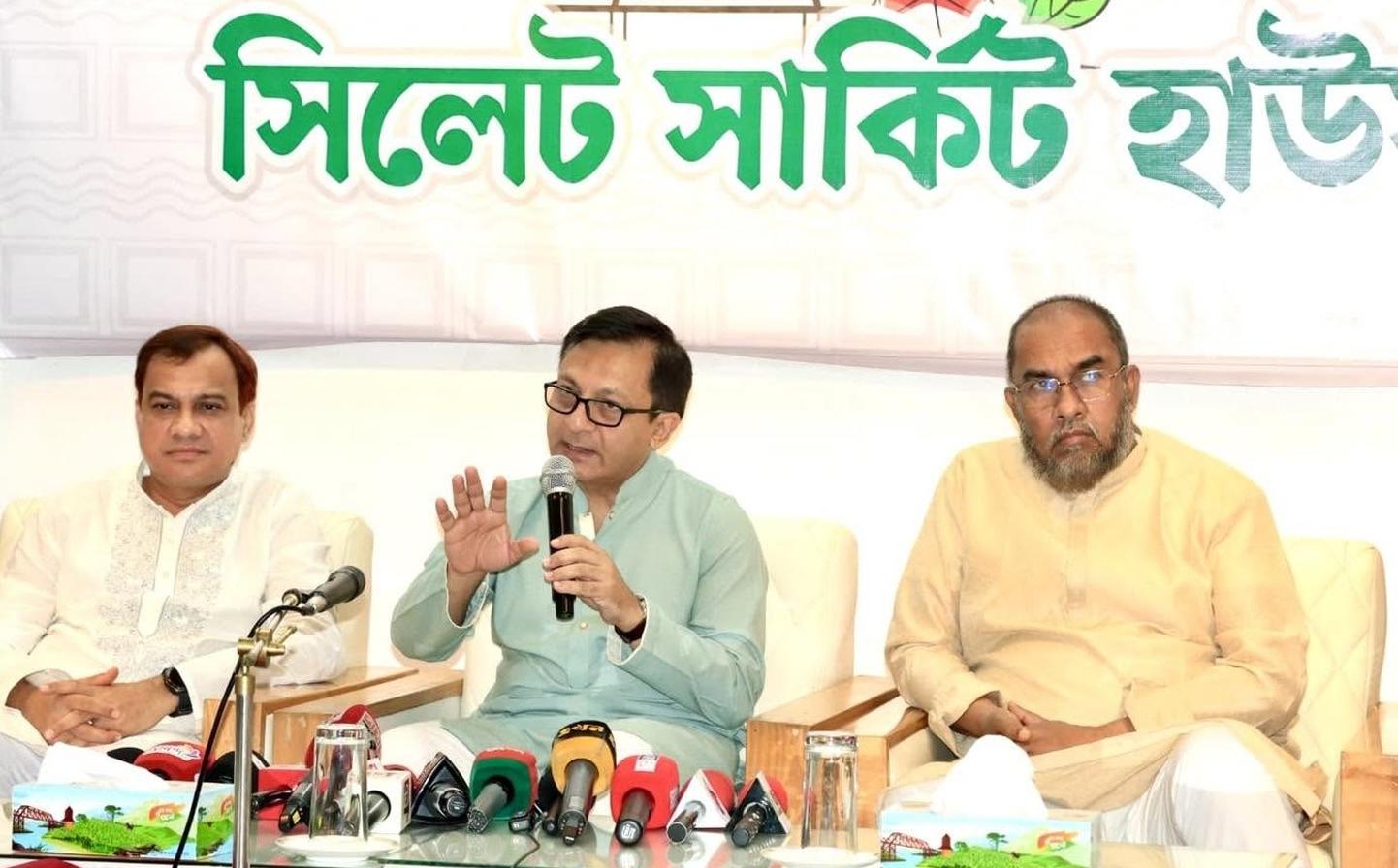 শাহজালাল (রহ.) মাজারের ব্যবস্থাপনা ও উন্নয়ন-সংক্রান্ত  বৈঠকে বক্তব্য রাখছেন বাণিজ্য খন্দকার আব্দুল মুক্তাদির