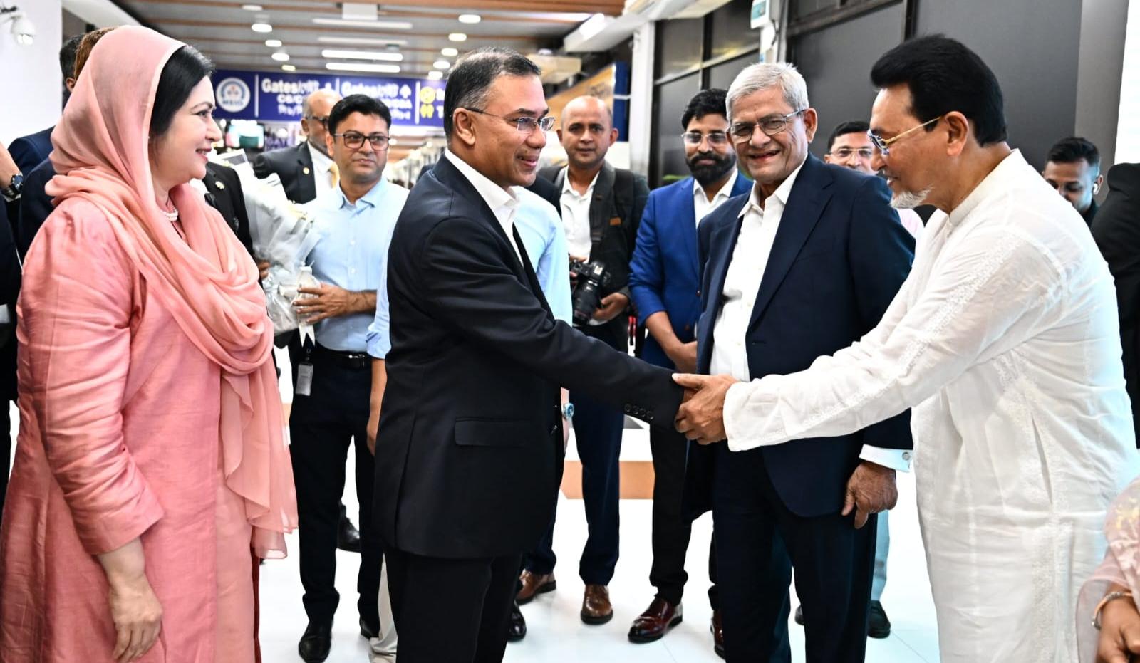 মালয়েশিয়া ও চীন সফর শেষে দেশে ফিরেছেন প্রধানমন্ত্রী