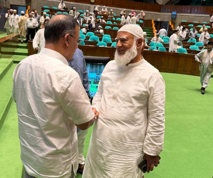 প্রধানমন্ত্রীর সাথে বিরোধীদলীয় নেতার কুশল বিনিময় 