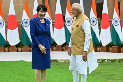 দ্বিপক্ষীয় বৈঠকের আগে ভারতের প্রধানমন্ত্রী নরেন্দ্র মোদির সঙ্গে জাপানের প্রধানমন্ত্রী সানায়ে তাকাইচি। ছবি: এএফপি