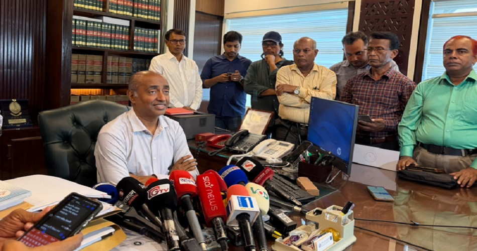 দুপুরে সচিবালয়ে আইন মন্ত্রণালয়ে নিজ দপ্তরে এক ব্রিফিংয়ে সাংবাদিকদের প্রশ্নের জবাব দেন আইনমন্ত্রী মো. আসাদুজ্জামান।