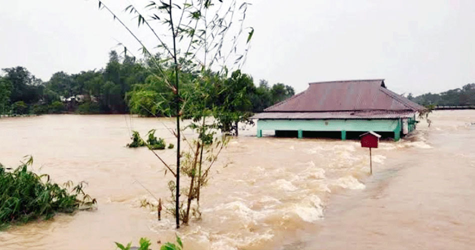 সিলেটের গোয়াইনঘাট এলাকায় পাহাড়ি ঢল নামছে, এতে নিম্নাঞ্চলের অনেক বাড়িঘর আকস্মিক বন্যাকবলিত হয়েছে।