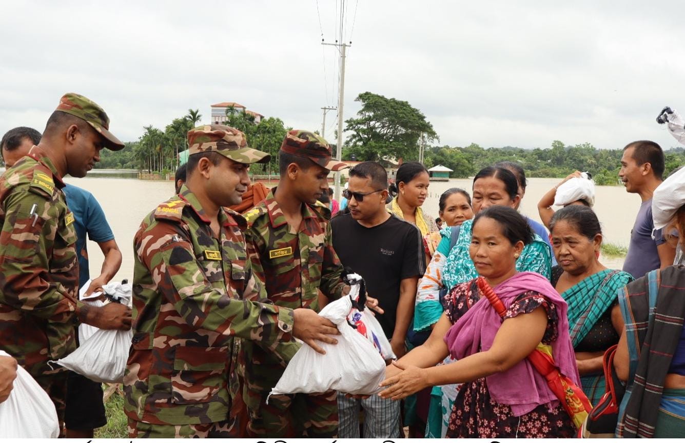 পার্বত্য চট্টগ্রামে বন্যা ও পাহাড়ধসে বিপন্ন মানবতার সেবায় সেনাবাহিনী: আইএসপিআর 