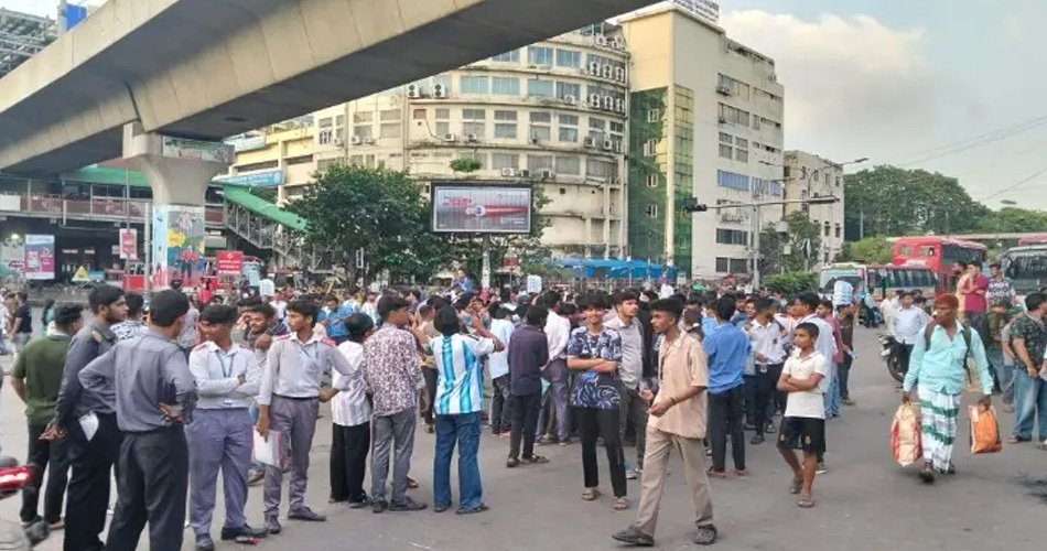 তিন দফা দাবিতে শাহবাগ মোড় অবরোধ করেছেন শিক্ষার্থীদের আরেকটি অংশ।