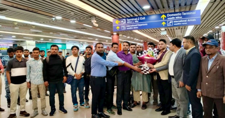 প্রায় চারমাস পর দেশে ফিরলেন বাংলার জয়যাত্রা–এর ১৬ জন নাবিক