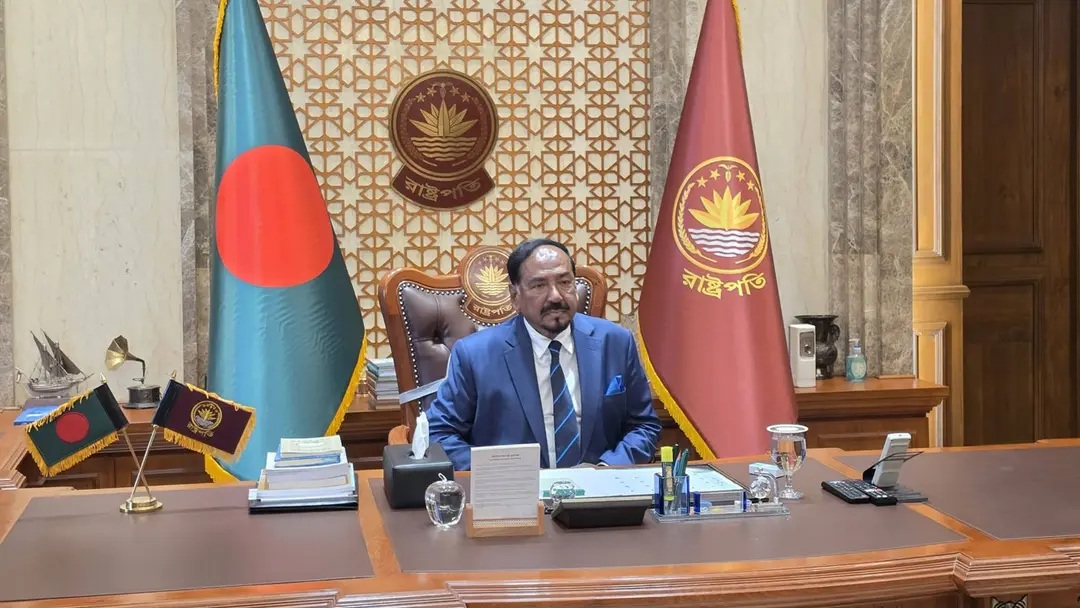  ভারপ্রাপ্ত রাষ্ট্রপতি হাফিজ উদ্দিন আহমদ, বীর বিক্রম বঙ্গভবনে তাঁর কার্যক্রম শুরু করেছেন।  ছবি: সংগৃহীত