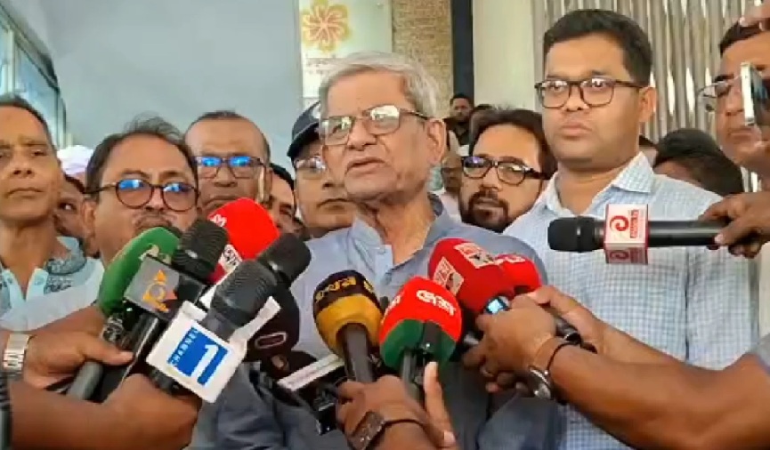 সাংবাদিকদের সঙ্গে কথা বলছেন মির্জা ফখরুল ইসলাম আলমগীর। ছবি: বাসস