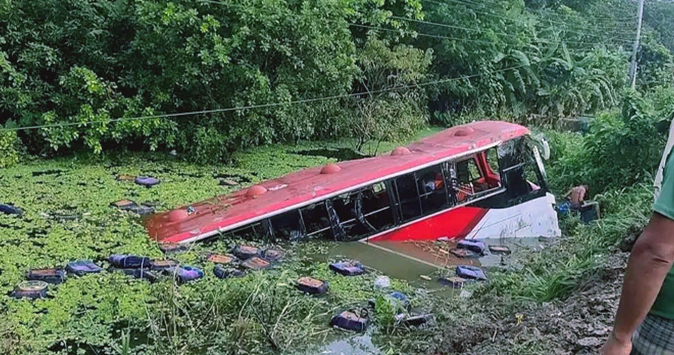 ফরিদপুরে নিয়ন্ত্রণ হারিয়ে বাস খাদে, আহত ২৫